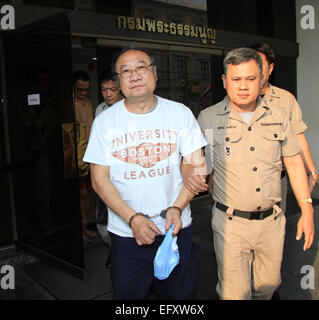 Bangkok, Thailand. 11. Februar 2015. Behörden das Department of Corrections Hasadin Urai Praiwan (links) mit dem Pseudonym "Banpodj" genommen, seine Gruppe verbreitet online-video-Clips vom Kriegsgericht, jetzt geht er in Bangkok Untersuchungshaft Gefängnis. Bildnachweis: Vichan Poti / pazifische Presse/Alamy Live News Stockfoto