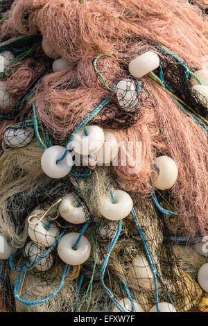 Fischernetze auf einem Haufen im Schwarzen Meer Hafen Stadt Sinop, Türkei. Stockfoto