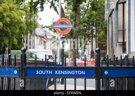 Eine Nahaufnahme des Zeichens South Kensington Tube Station Stockfoto