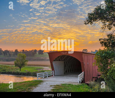 Madison County, IA: Hogback überdachte Brücke (1884) auf North River bei Sonnenuntergang Stockfoto