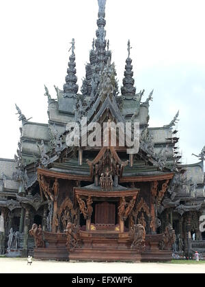 Heiligtum der Wahrheit Tempel Pattaya Schnitzereien Thailand Stockfoto