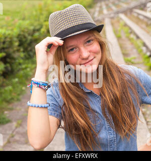 Cute Teen Mädchen mit Hut, draußen im Park (quadratische Baureihe) Stockfoto