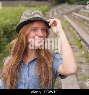 Cute Teen Mädchen mit Hut, draußen im Park (quadratische Baureihe) Stockfoto