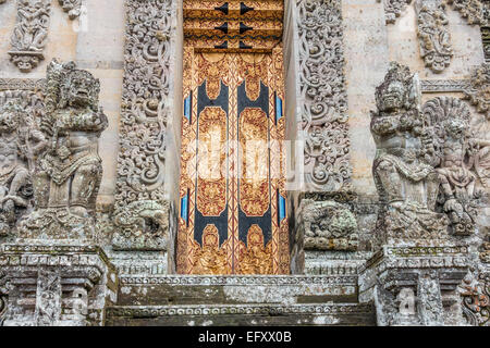 Gold farbige Haustüren, Hindu Tempel Pura Kehen Bangli, Bali Indonesien Stockfoto