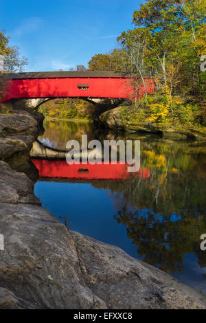 Parke County, IN: The Narrows Bridge (1882) auf Sugar Creek im Türkei Run State Park Stockfoto