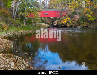 Parke County, IN: The Narrows Bridge (1882) auf Sugar Creek im Türkei Run State Park Stockfoto