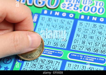 Coquitlam BC Kanada - 15. Juni 2014: Frau kratzen Lottoscheine. Der Britisch-Kolumbien Lottery Corporation hat Go zur Verfügung gestellt. Stockfoto