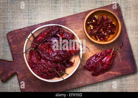 Schüssel mit getrocknete Chilischote (leicht scharf) rote Aji in Bolivien gefunden und verwendet zum Würzen mit Tageslicht fotografiert Stockfoto