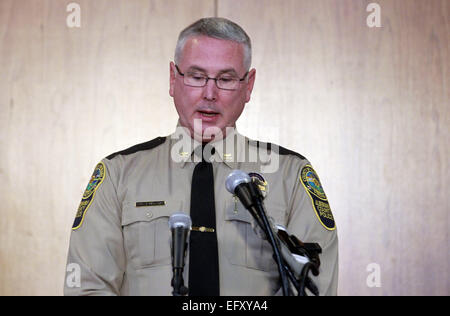 Charlottesville, Virginia, USA. 10. Februar 2015. Colonel Steve Sellers mit Albemarle County Police Department spricht auf dem Podium während einer Pressekonferenz laden Jesse Matthew mit Mord ersten Grades von Hannah Graham, Entführung mit der Absicht, Verderbnis und zwei Gebühren rücksichtsloses Fahren am Dienstag beim Albemarle County Police Department in Albemarle County, Virginia. © Andrew Shurtleff/ZUMA Draht/Alamy Live-Nachrichten Stockfoto