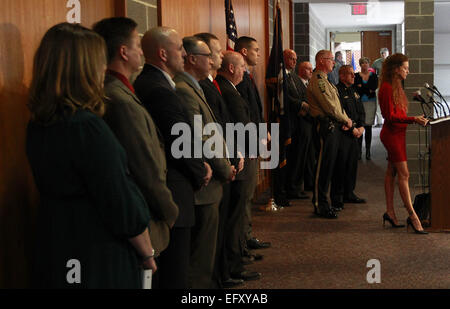 Charlottesville, Virginia, USA. 10. Februar 2015. Albemarle County Commonwealth Attorney Denise Lunsford, Recht, steht mit polizeilichen Ermittler, die Beantwortung von Fragen während einer Pressekonferenz laden Jesse Matthew mit Mord ersten Grades von Hannah Graham, Entführung mit der Absicht, zu schänden und zwei Ladungen von reckless driving Dienstag beim Albemarle County Police Department in Albemarle County, Virginia. © Andrew Shurtleff/ZUMA Draht/Alamy Live-Nachrichten Stockfoto