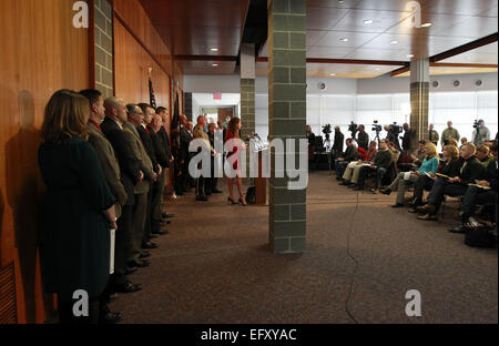 Charlottesville, Virginia, USA. 10. Februar 2015. Albemarle County Commonwealth Attorney Denise Lunsford beantwortet Fragen aus dem Podium während einer Pressekonferenz laden Jesse Matthew mit Mord ersten Grades von Hannah Graham, Entführung mit der Absicht, Verderbnis und zwei Gebühren rücksichtsloses Fahren am Dienstag beim Albemarle County Police Department in Albemarle County, Virginia. © Andrew Shurtleff/ZUMA Draht/Alamy Live-Nachrichten Stockfoto