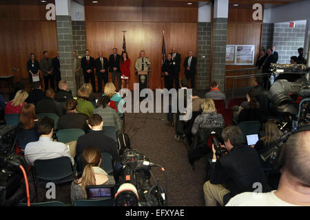 Charlottesville, Virginia, USA. 10. Februar 2015. Colonel Steve Sellers mit Albemarle County Police Department spricht auf dem Podium während einer Pressekonferenz laden Jesse Matthew mit Mord ersten Grades von Hannah Graham, Entführung mit der Absicht, Verderbnis und zwei Gebühren rücksichtsloses Fahren am Dienstag beim Albemarle County Police Department in Albemarle County, Virginia. © Andrew Shurtleff/ZUMA Draht/Alamy Live-Nachrichten Stockfoto