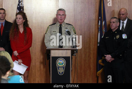 Charlottesville, Virginia, USA. 10. Februar 2015. Colonel Steve Sellers mit Albemarle County Police Department spricht auf dem Podium während einer Pressekonferenz laden Jesse Matthew mit Mord ersten Grades von Hannah Graham, Entführung mit der Absicht, Verderbnis und zwei Gebühren rücksichtsloses Fahren am Dienstag beim Albemarle County Police Department in Albemarle County, Virginia. © Andrew Shurtleff/ZUMA Draht/Alamy Live-Nachrichten Stockfoto