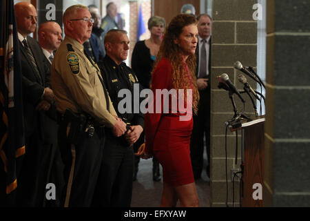 Charlottesville, Virginia, USA. 10. Februar 2015. Albemarle County Commonwealth Attorney Denise Lunsford beantwortet Fragen aus dem Podium während einer Pressekonferenz laden Jesse Matthew mit Mord ersten Grades von Hannah Graham, Entführung mit der Absicht, Verderbnis und zwei Gebühren rücksichtsloses Fahren am Dienstag beim Albemarle County Police Department in Albemarle County, Virginia. © Andrew Shurtleff/ZUMA Draht/Alamy Live-Nachrichten Stockfoto