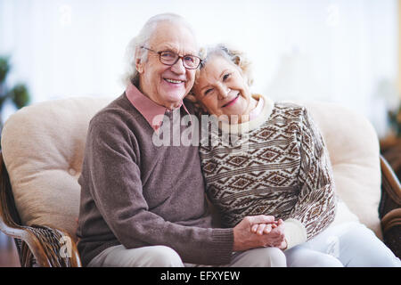 Liebevolle paar in Freizeitkleidung, die Ruhe zu Hause Stockfoto