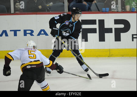 Rosemont, Illinois, USA. 11. Februar 2015. Milwaukee Admirals Brendan Leipsic (28) steuert den Puck in der American Hockey League-Spiel zwischen den Chicago Wolves und die Milwaukee Admirals in der Allstate Arena in Rosemont, Illinois. Patrick Gorski/CSM/Alamy Live-Nachrichten Stockfoto