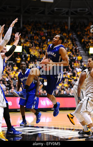 Wichita, Kansas, USA. 11. Februar 2015. Indiana State Platanen bewachen Brenton Scott (4) Laufwerke in den Korb während der NCAA Basketball-Spiel zwischen der Indiana State Platanen und die Wichita State Shockers in Charles Koch Arena in Wichita, Kansas. Kendall Shaw/CSM/Alamy Live-Nachrichten Stockfoto