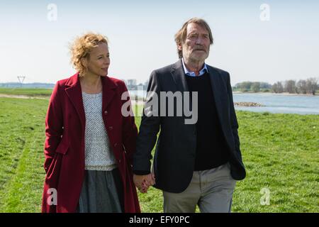 Eine undatiertes Handout Bild zeigt Schauspieler Katja Riemann und Matthias Habich in ein Standbild aus dem Film "The verlegt World" von Regisseur Margarethe von Trotta. Der Film präsentiert werden, im Abschnitt "Berlinale Special" der 65. jährlichen Berliner Filmfestspiele "Berlinale", das von 05 bis 15. Februar 2015 läuft. Foto: JAN BETKE/CONCORDE FILMVERLEIH/BERLINALE/Dpa - obligatorische CREDIT/NO Vertrieb/Nutzung nur bis 15 März 2015 HANDOUT nur zur redaktionellen Nutzung - Stockfoto
