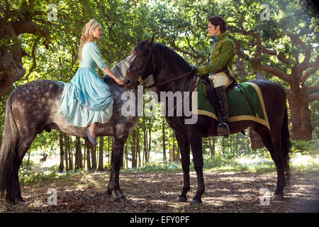 Eine undatiertes Handout Bild zeigt Schauspieler Lily James und Richard Madden in ein Standbild aus dem Film "Cinderella" von Regisseur Kenneth Branagh. Der Film werden im offiziellen Wettbewerb (außer Konkurrenz) der 65. jährlichen Berliner Filmfestspiele "Berlinale", das von 05 bis 15. Februar 2015 läuft präsentiert. Foto: JONATHAN OLLEY/DISNEY ENT./BERLINALE/dpa - obligatorische CREDIT/kein Vertrieb/nur bis 15. März 2015 HANDOUT EDITORIAL verwenden nur Stockfoto