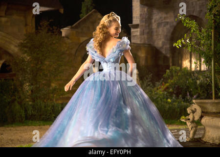 Eine undatiertes Handout Bild zeigt Schauspieler Lily James in ein Standbild aus dem Film "Cinderella" von Regisseur Kenneth Branagh. Der Film werden im offiziellen Wettbewerb (außer Konkurrenz) der 65. jährlichen Berliner Filmfestspiele "Berlinale", das von 05 bis 15. Februar 2015 läuft präsentiert. Foto: JONATHAN OLLEY/DISNEY ENT./BERLINALE/dpa - obligatorische CREDIT/kein Vertrieb/nur bis 15. März 2015 HANDOUT EDITORIAL verwenden nur Stockfoto