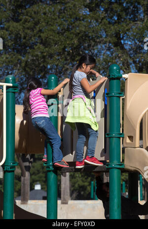 Hispanischen Mädchen, junge Mädchen, Mädchen, Schiebe-Teich, Spielplatz, Pioneer Park, Novato, Kalifornien, USA, Nordamerika Stockfoto