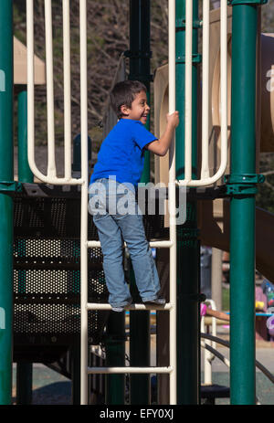 Hispanische Menschen junge im Spiel Aufstieg auf Spielplatz im Pionierpark in der Stadt von Novato Kalifornien Stockfoto