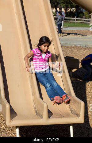 Hispanischen Mädchen, junge Mädchen, Mädchen, Schiebe-Teich, Spielplatz, Pioneer Park, Novato, Kalifornien, USA, Nordamerika Stockfoto