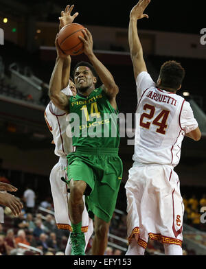 Los Angeles, Kalifornien, USA. 11. Februar 2015. Los Angeles, CA, USA. 11. Februar 2015. Oregon Ducks und USC Trojans, Galen Center in Los Angeles, CA. Ahmad Rorie #14 zwei Trojaner Verteidiger durchschneidet und macht die Layup. Bildnachweis: Csm/Alamy Live-Nachrichten Stockfoto