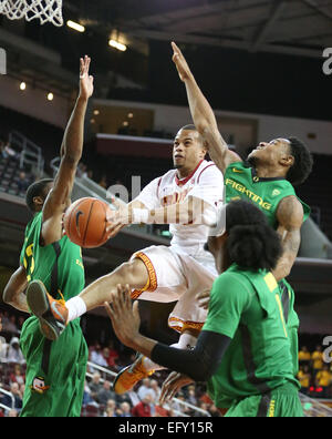 Los Angeles, Kalifornien, USA. 11. Februar 2015. Los Angeles, CA, USA. 11. Februar 2015. Oregon Ducks und USC Trojans, Galen Center in Los Angeles, CA. Fahrw Bryan #3 geht in der Luft gegen drei Verteidiger der Ente aber kann nicht konvertiert werden. Bildnachweis: Csm/Alamy Live-Nachrichten Stockfoto