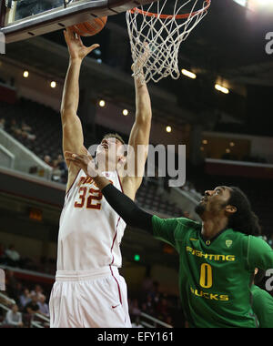 Los Angeles, Kalifornien, USA. 11. Februar 2015. 11. Februar 2015: Oregon Ducks und USC Trojans, Galen Center in Los Angeles, CA. Nikola Jovanic #32 packt den Abpraller über Dwayne Benjamin #0. Bildnachweis: Csm/Alamy Live-Nachrichten Stockfoto