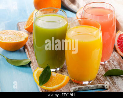 Saft von Zitrusfrüchten und Früchten auf hölzernen Hintergrund. Selektiven Fokus Stockfoto
