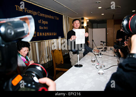 Yuichi Sugimoto spricht auf FCCJ am 12. Februar 2015, Tokio, Japan: freiberuflicher Fotojournalist Yuichi Sugimoto zeigt der offiziellen Mitteilung von von Japan die seinen Rechtsanspruch auf seinem Reisepass während einer Pressekonferenz in der Foreign Correspondents Club of Japan verweigert. Sugimoto werden rechtliche Schritte gegen die japanische Regierung, nachdem sie seinen Pass um zu verhindern, dass ihm Reisen nach Syrien zu berichten über den Bürgerkrieg es beschlagnahmt. Nach dem Mord an der japanische Journalist Kenji Goto und Haruna Yukawa von ISIS hat die japanische Regierung nicht wa Stockfoto