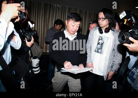 Yuichi Sugimoto spricht auf FCCJ am 12. Februar 2015, Tokio, Japan: freiberuflicher Fotojournalist Yuichi Sugimoto zeigt der offiziellen Mitteilung von von Japan die seinen Rechtsanspruch auf seinem Reisepass während einer Pressekonferenz in der Foreign Correspondents Club of Japan verweigert. Sugimoto werden rechtliche Schritte gegen die japanische Regierung, nachdem sie seinen Pass um zu verhindern, dass ihm Reisen nach Syrien zu berichten über den Bürgerkrieg es beschlagnahmt. Nach dem Mord an der japanische Journalist Kenji Goto und Haruna Yukawa von ISIS hat die japanische Regierung nicht wa Stockfoto