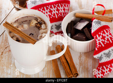 Schokolade mit Marshmallows und Zimt. Selektiven Fokus Stockfoto