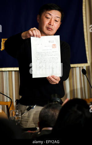 Yuichi Sugimoto spricht auf FCCJ am 12. Februar 2015, Tokio, Japan: freiberuflicher Fotojournalist Yuichi Sugimoto zeigt der offiziellen Mitteilung von von Japan die seinen Rechtsanspruch auf seinem Reisepass während einer Pressekonferenz in der Foreign Correspondents Club of Japan verweigert. Sugimoto werden rechtliche Schritte gegen die japanische Regierung, nachdem sie seinen Pass um zu verhindern, dass ihm Reisen nach Syrien zu berichten über den Bürgerkrieg es beschlagnahmt. Nach dem Mord an der japanische Journalist Kenji Goto und Haruna Yukawa von ISIS hat die japanische Regierung nicht wa Stockfoto