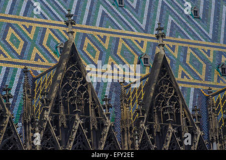 Die historischen Stephansdom in Wien ist berühmt für seine schillernde Dach Muster und Farben. Stockfoto