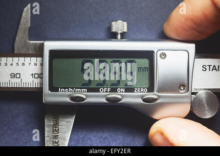 Details des modernen Messwerkzeug, digitale display zeigt genaue Bemaßung in zwei Dezimalstellen. Stockfoto