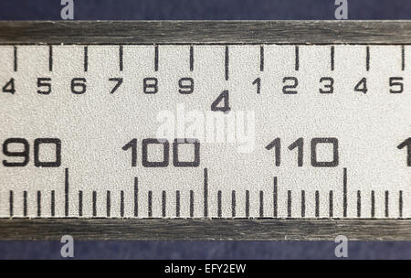 Details zu einem modernen Messwerkzeug, gedruckten Zahlen auf Edelstahl. Stockfoto