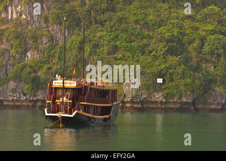 Traditionelle touristische Segeln Junk Halong Bucht Vietnam Stockfoto