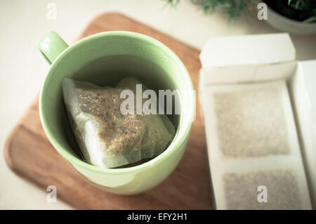 Beutel mit Kräutern gebraut in einem Becher Stockfoto