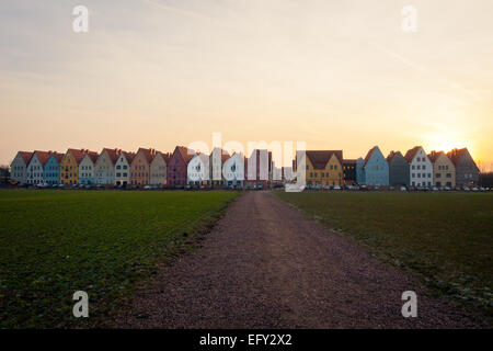 Die charakteristischen Häuser und Wohnungen von Jakriborg, einer Wohnsiedlung in Hjärup, Gemeinde Staffanstorp, Skåne, Schweden. Stockfoto