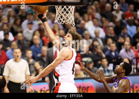 Portland, Oregon, USA. 11. Februar 2015.  ROBIN LOPEZ (42) schießt für zwei Punkte. Die Portland Trail Blazers spielen die Los Angeles Lakers in der Moda-Mitte am 11. Februar 2015. Bildnachweis: David Blair/ZUMA Draht/Alamy Live-Nachrichten Stockfoto