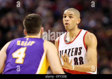 Portland, Oregon, USA. 11. Februar 2015.  NICOLAS BATUM (88) Augen das Gericht. Die Portland Trail Blazers spielen die Los Angeles Lakers in der Moda-Mitte am 11. Februar 2015. Bildnachweis: David Blair/ZUMA Draht/Alamy Live-Nachrichten Stockfoto