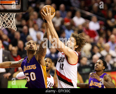 Portland, Oregon, USA. 11. Februar 2015.  ROBIN LOPEZ (42) schnappt sich eine offensive Rebound. Die Portland Trail Blazers spielen die Los Angeles Lakers in der Moda-Mitte am 11. Februar 2015. Bildnachweis: David Blair/ZUMA Draht/Alamy Live-Nachrichten Stockfoto