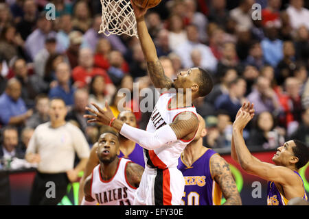 Portland, Oregon, USA. 11. Februar 2015.  DAMIAN LILLARD (0) Laufwerke auf den Reifen. Die Portland Trail Blazers spielen die Los Angeles Lakers in der Moda-Mitte am 11. Februar 2015. Bildnachweis: David Blair/ZUMA Draht/Alamy Live-Nachrichten Stockfoto