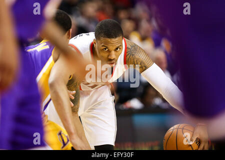 Portland, Oregon, USA. 11. Februar 2015.  DAMIAN LILLARD (0) sucht nach einem offenen Spur. Die Portland Trail Blazers spielen die Los Angeles Lakers in der Moda-Mitte am 11. Februar 2015. Bildnachweis: David Blair/ZUMA Draht/Alamy Live-Nachrichten Stockfoto