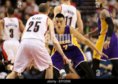 Portland, Oregon, USA. 11. Februar 2015.  JEREMY LIN (17) bewacht STEVE BLAKE (25). Die Portland Trail Blazers spielen die Los Angeles Lakers in der Moda-Mitte am 11. Februar 2015. Bildnachweis: David Blair/ZUMA Draht/Alamy Live-Nachrichten Stockfoto