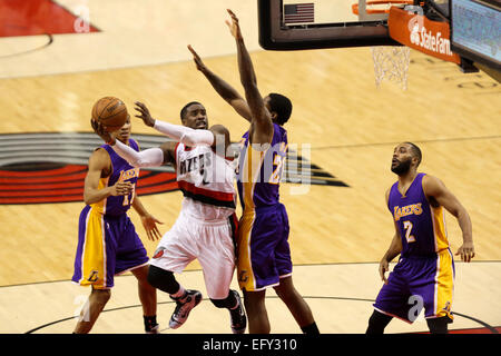 Portland, Oregon, USA. 11. Februar 2015.  WESLEY MATTHEWS (2) Laufwerke auf den Reifen. Die Portland Trail Blazers spielen die Los Angeles Lakers in der Moda-Mitte am 11. Februar 2015. Bildnachweis: David Blair/ZUMA Draht/Alamy Live-Nachrichten Stockfoto