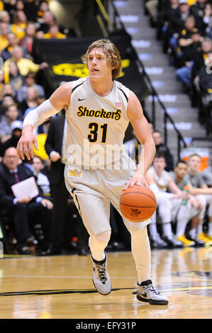 Wichita, Kansas, USA. 11. Februar 2015. Wichita State Shockers bewachen Ron Baker (31) Laufwerke in den Korb während der NCAA Basketball-Spiel zwischen der Indiana State Platanen und die Wichita State Shockers in Charles Koch Arena in Wichita, Kansas. Kendall Shaw/CSM/Alamy Live-Nachrichten Stockfoto