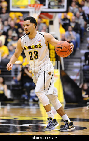 Wichita, Kansas, USA. 11. Februar 2015. Wichita State Shockers Wache Fred VanVleet (23) Handspiel bei der NCAA Basketball-Spiel zwischen der Indiana State Platanen und die Wichita State Shockers in Charles Koch Arena in Wichita, Kansas. Kendall Shaw/CSM/Alamy Live-Nachrichten Stockfoto